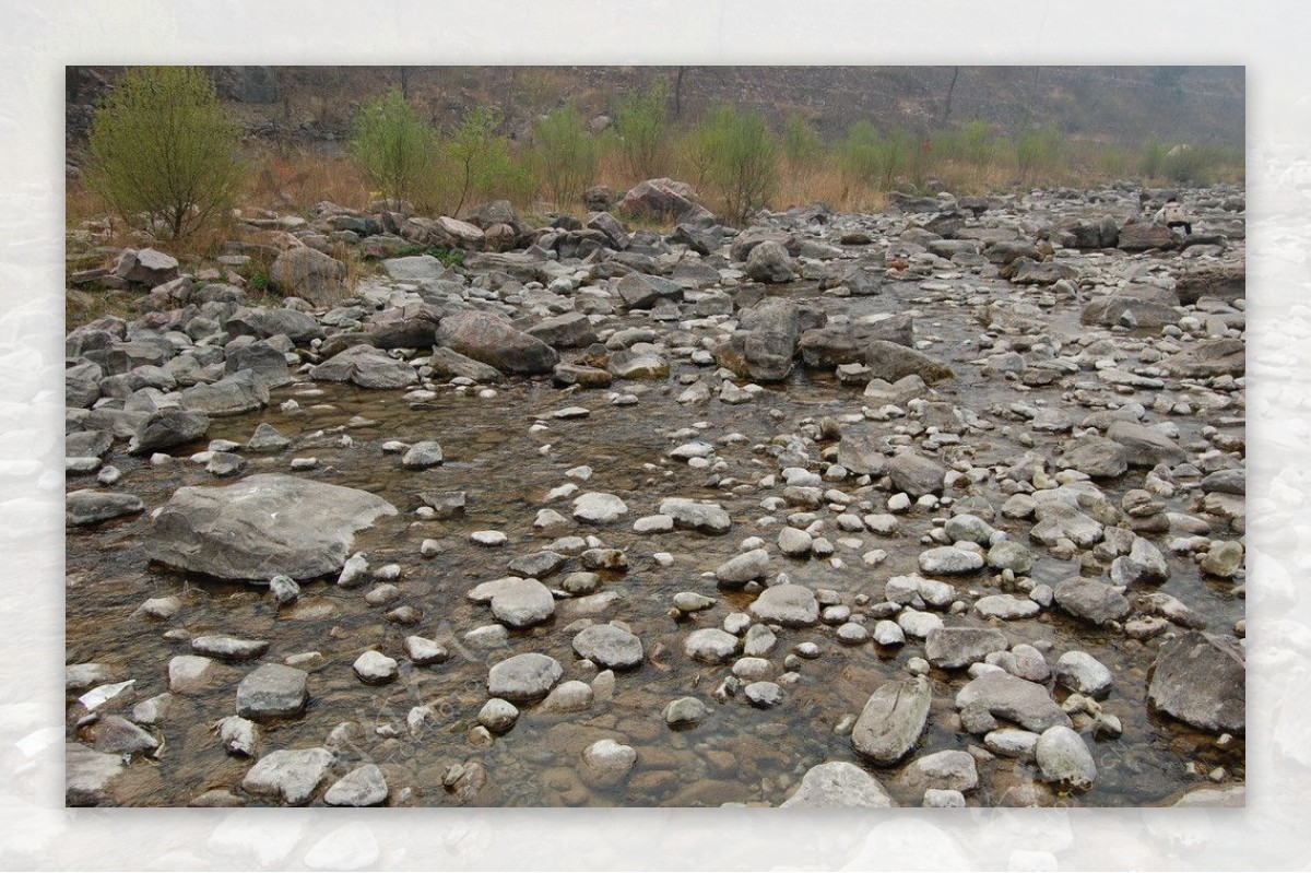 石板岩河滩图片