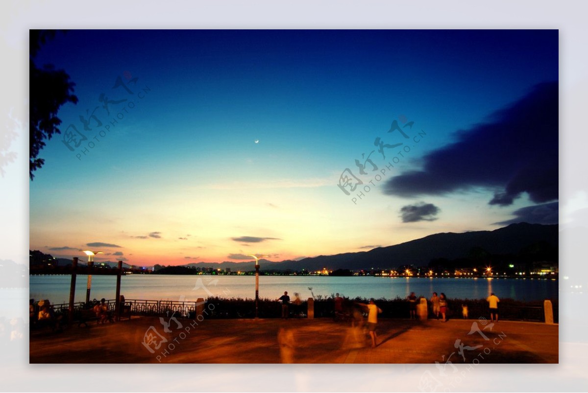 星湖湾夜景图片