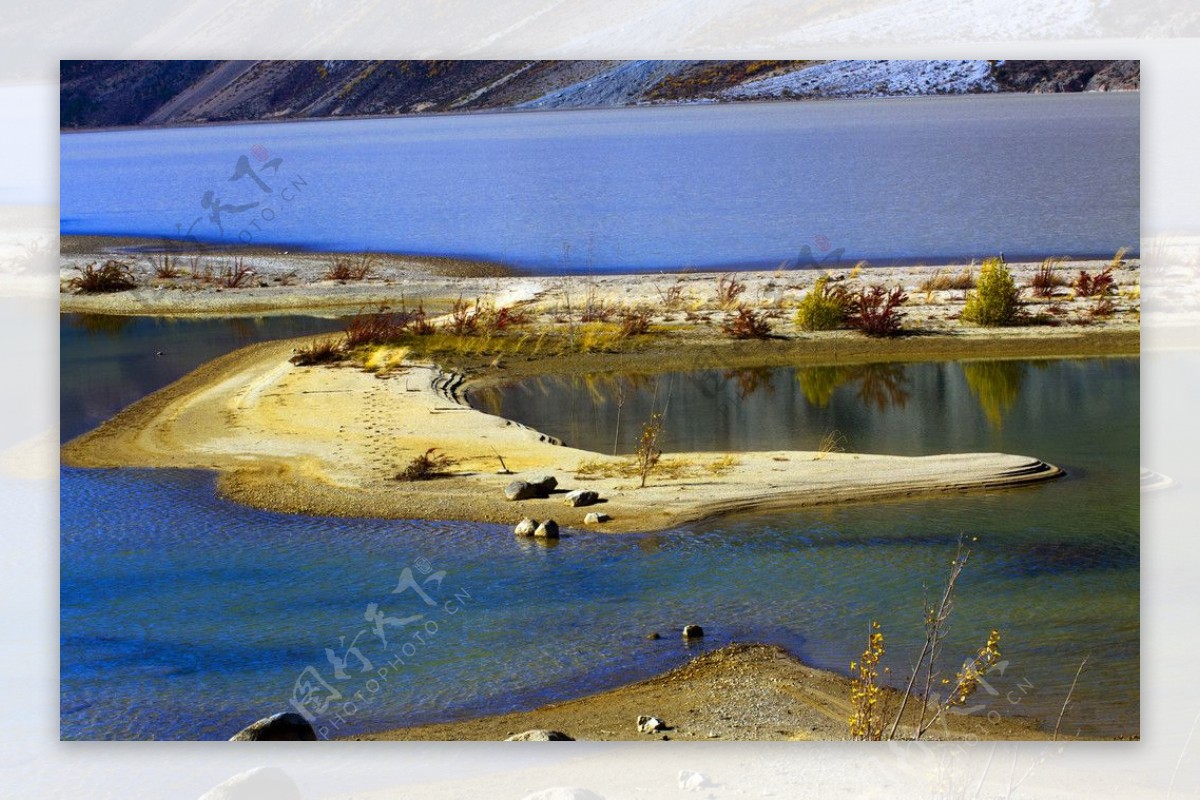 冰川下清澈的湖水图片