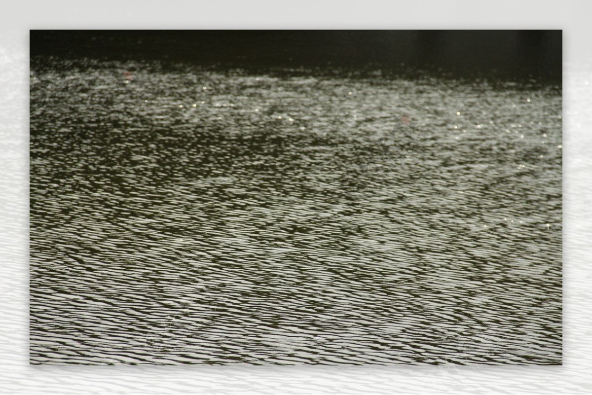 碧波粼粼的水面图片