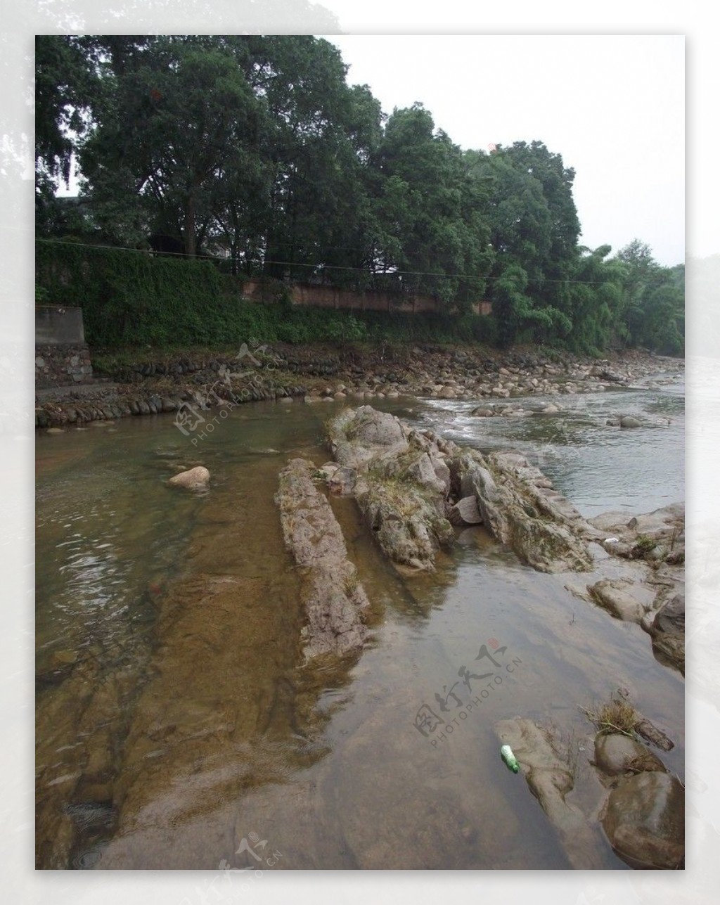 河水中的怪石图片