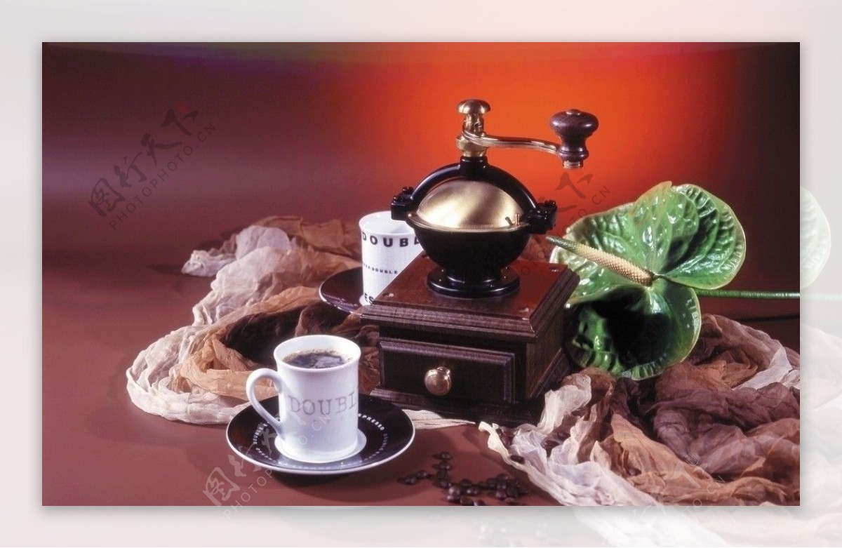 咖啡与老式磨咖啡机图片