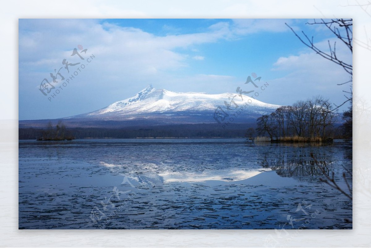 冬天的小湖和山峰图片