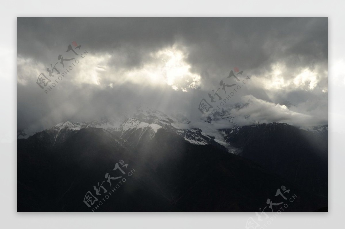 乌云笼罩梅里雪山图片