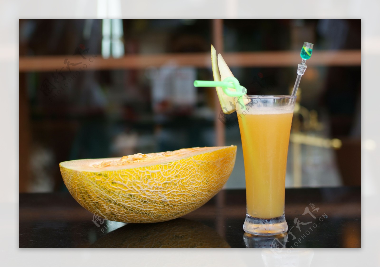 美食白天一杯哈密瓜汁室内木桌上摄影图配图高清摄影大图-千库网