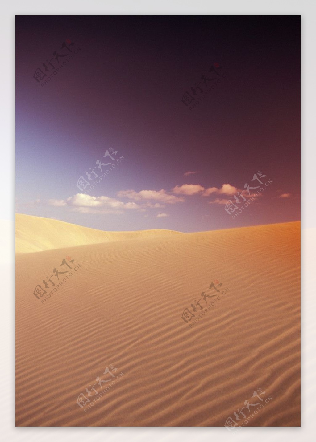 蓝天白云沙漠沙丘图片