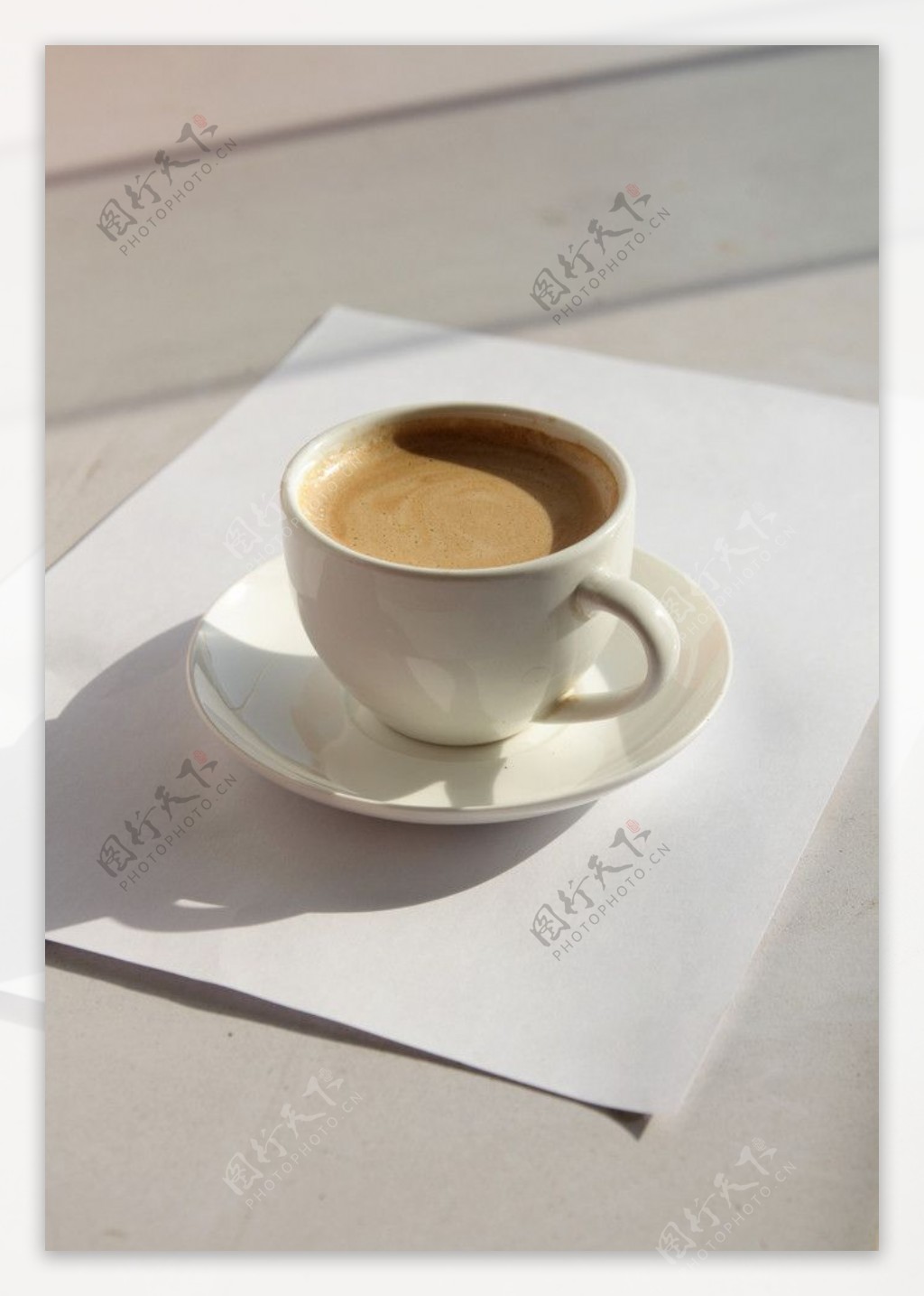盛咖啡的白色咖啡杯图片