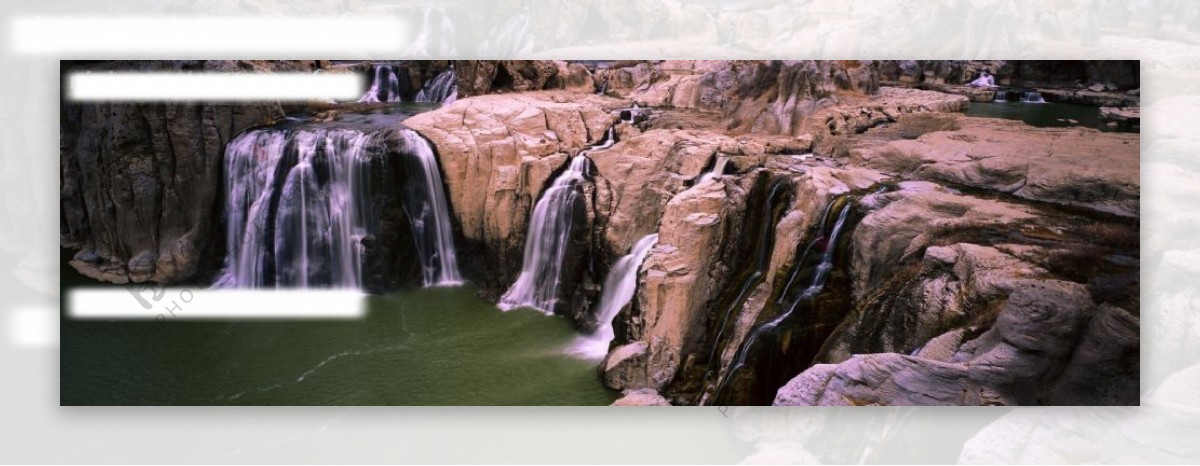 裸露的岩石和瀑布群图片