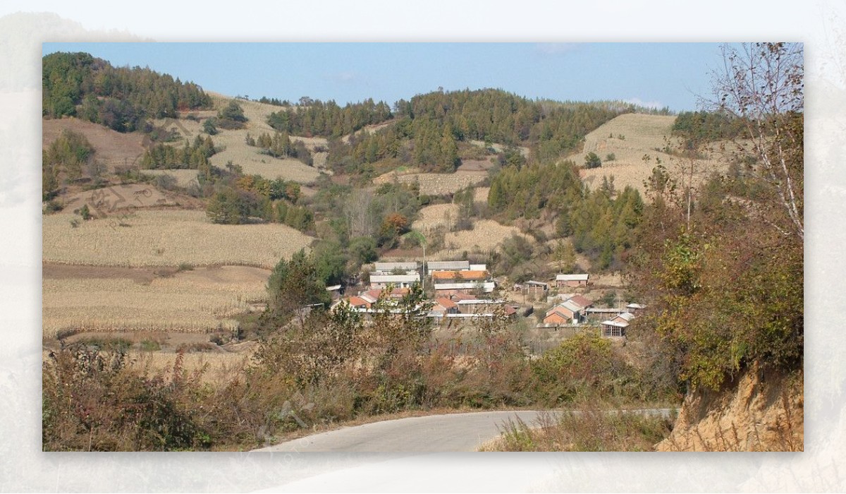 山里的村庄图片