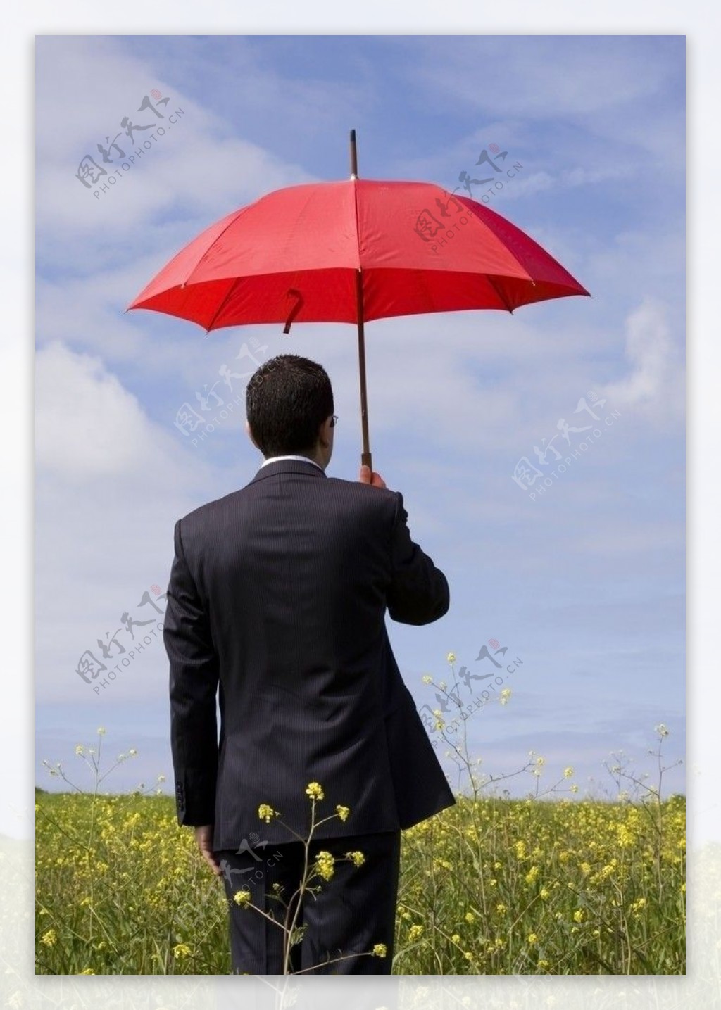 撑红伞在等待的男子图片