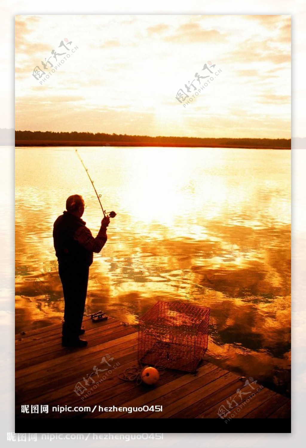 夕阳下海边钓鱼的老人图片