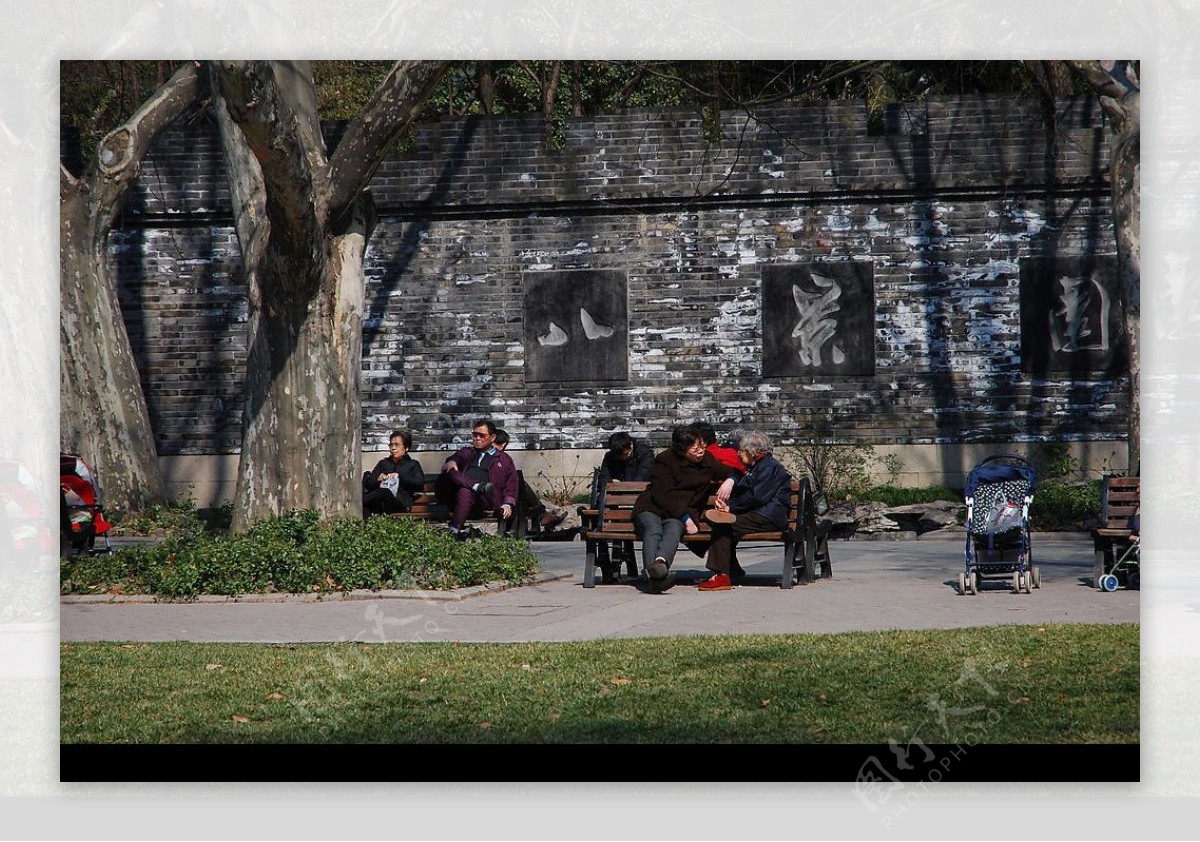 公园长椅上休息的老人图片