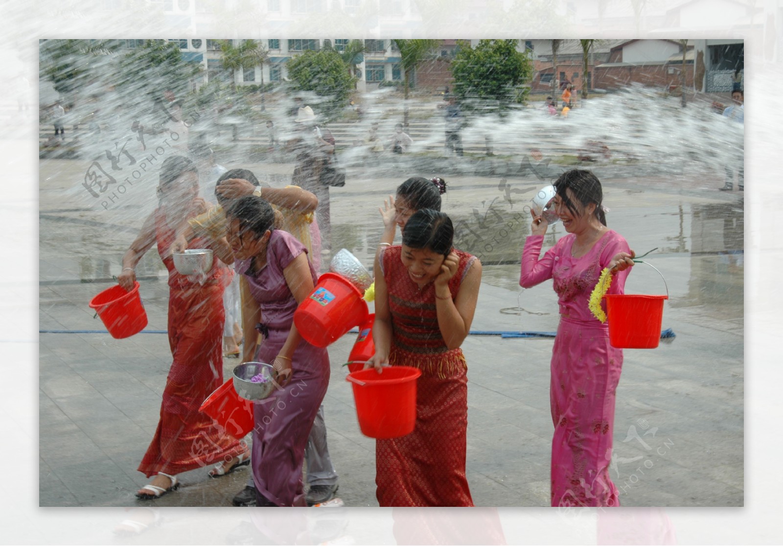 颇受欢迎的傣族泼水节源于这个邻国，可这奇葩的节日国人难以接受_牛粪