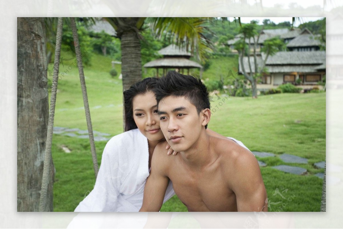 生活中的演戏中的情侣越南情侣婚纱谈情说爱甜蜜草地亲密伴侣图片