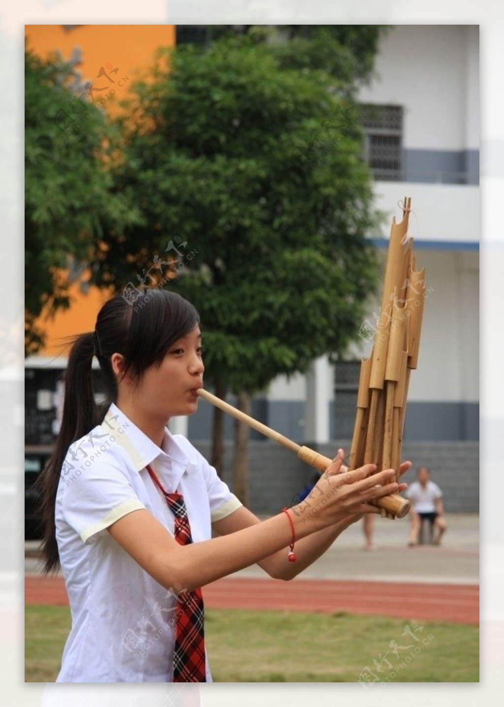 美女吹芦笙图片