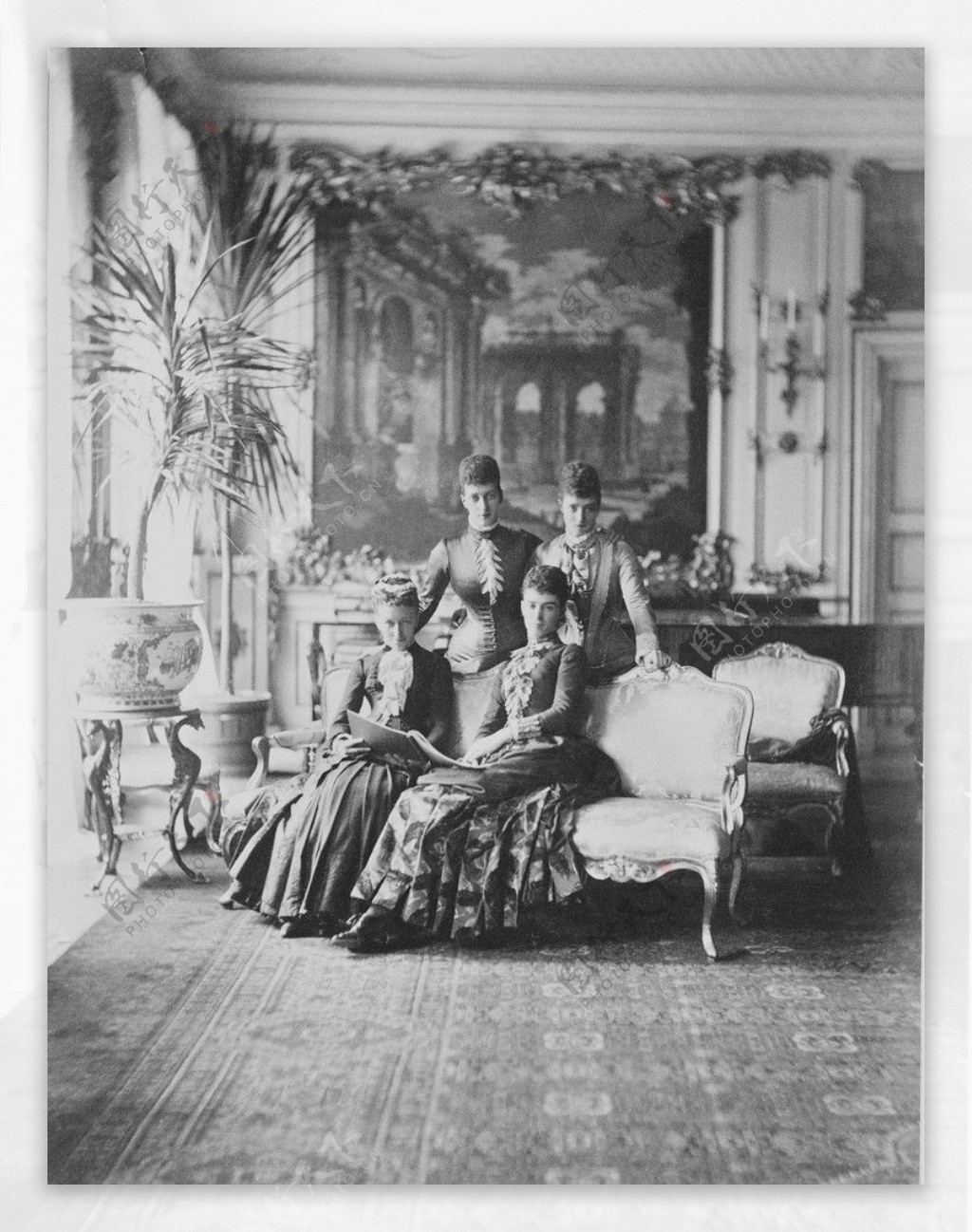 丹麦王后与三个女儿图片