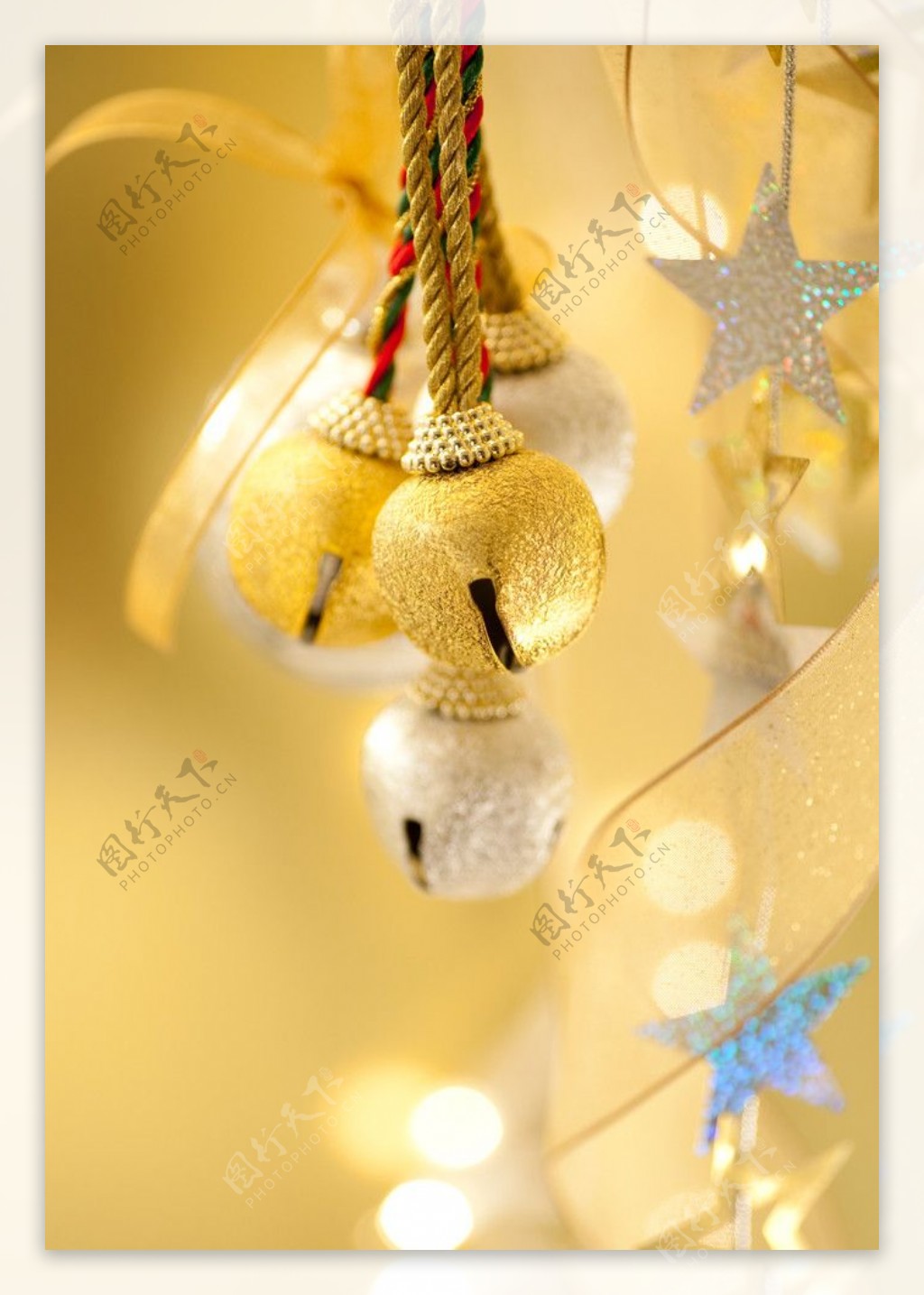 金色圣诞球背景图片