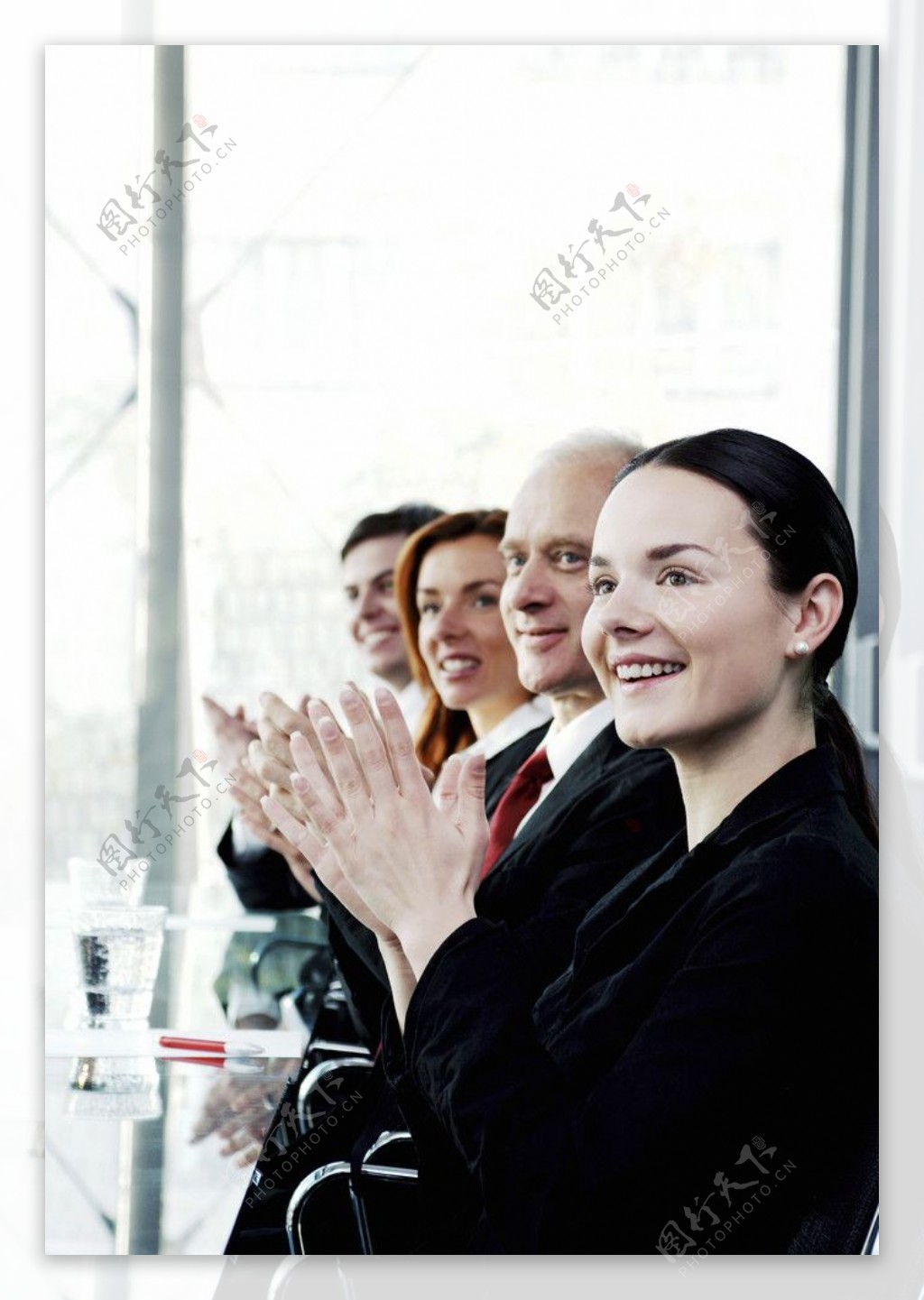 会议上拍手的商务人物图片