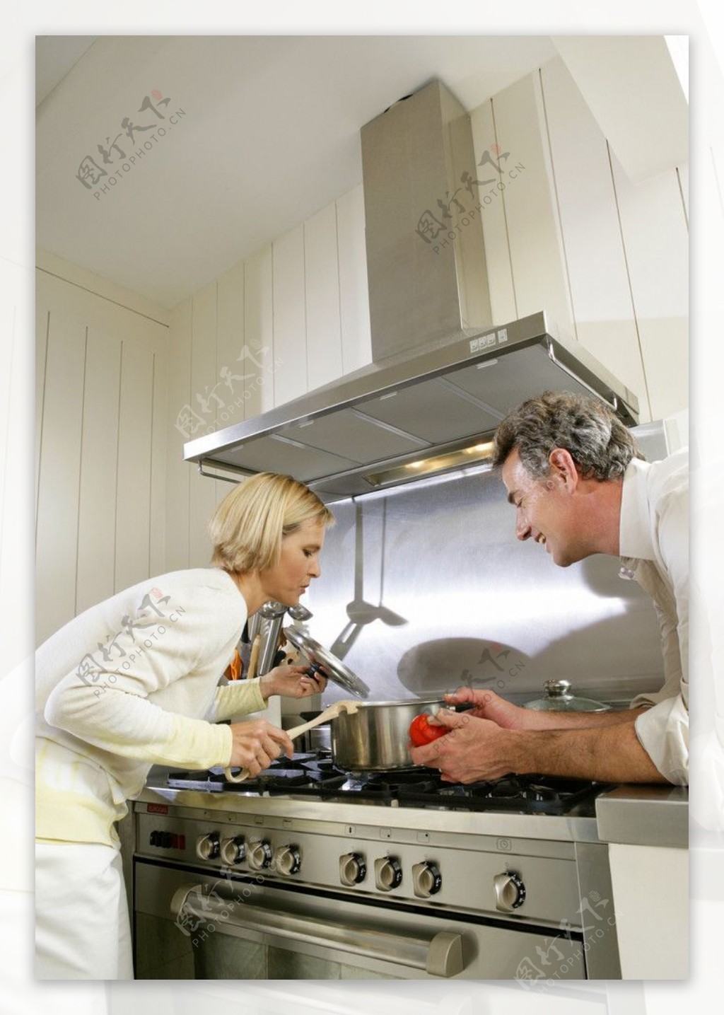 厨房里的幸福夫妻图片素材-编号17798228-图行天下