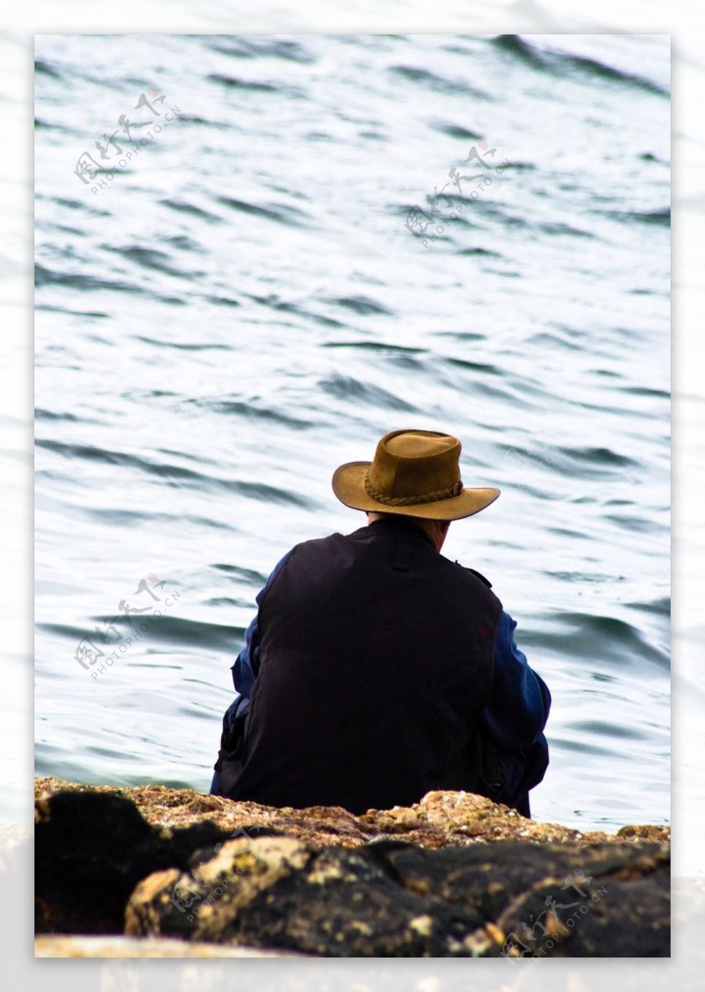 河边钓鱼休闲的男人图片