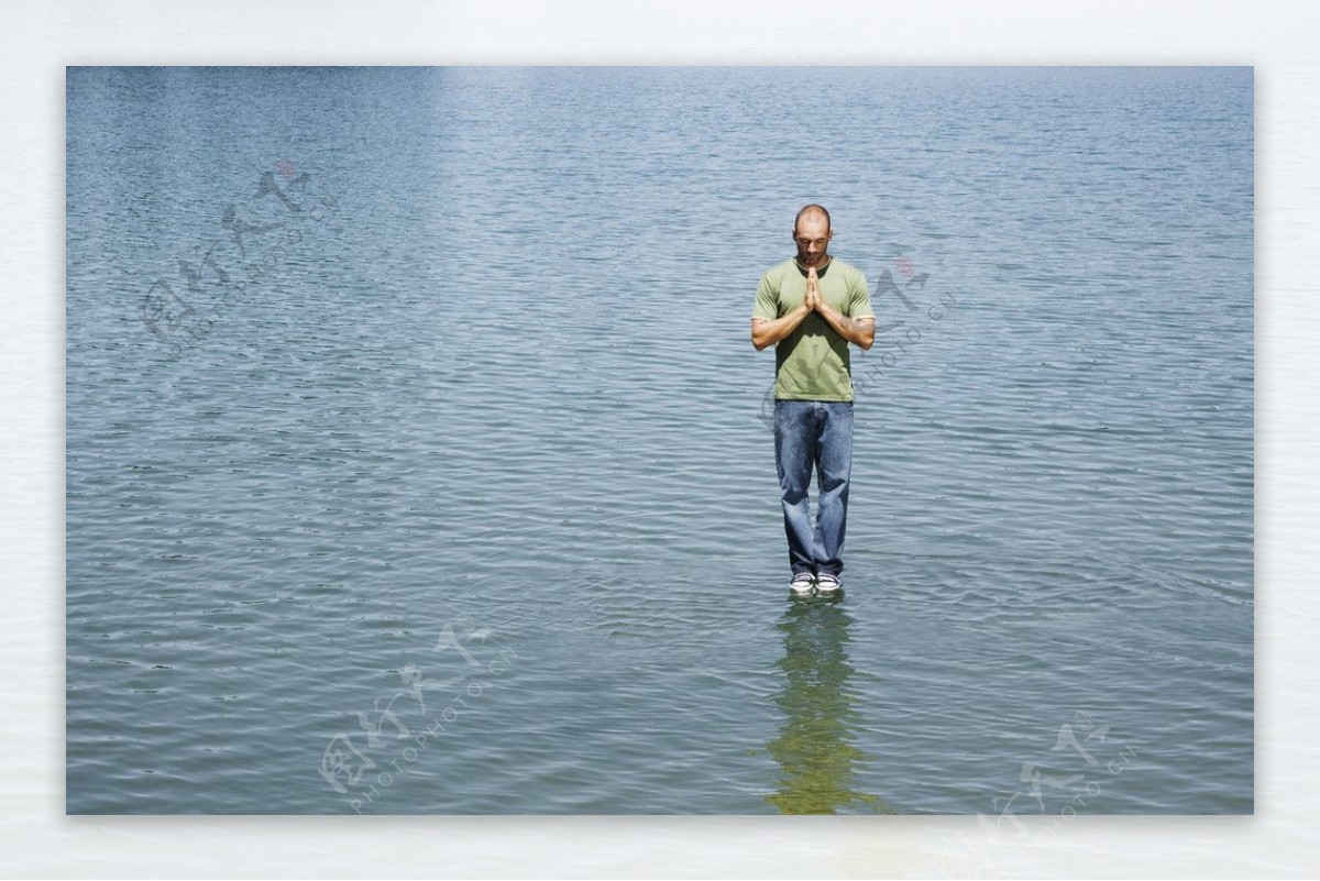 水面上的男人图片