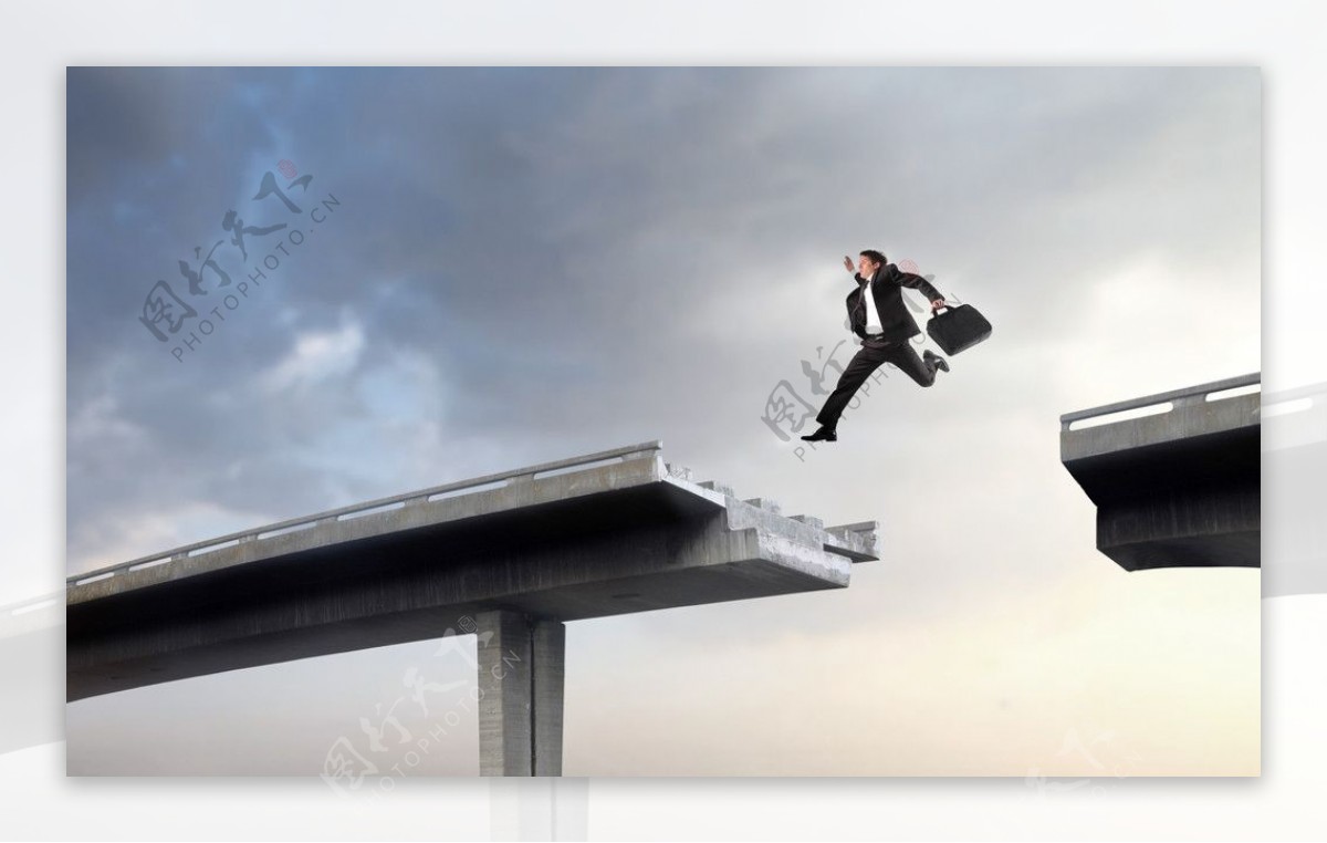 商务特写空中飞奔跳跃断桥的商务人物图片