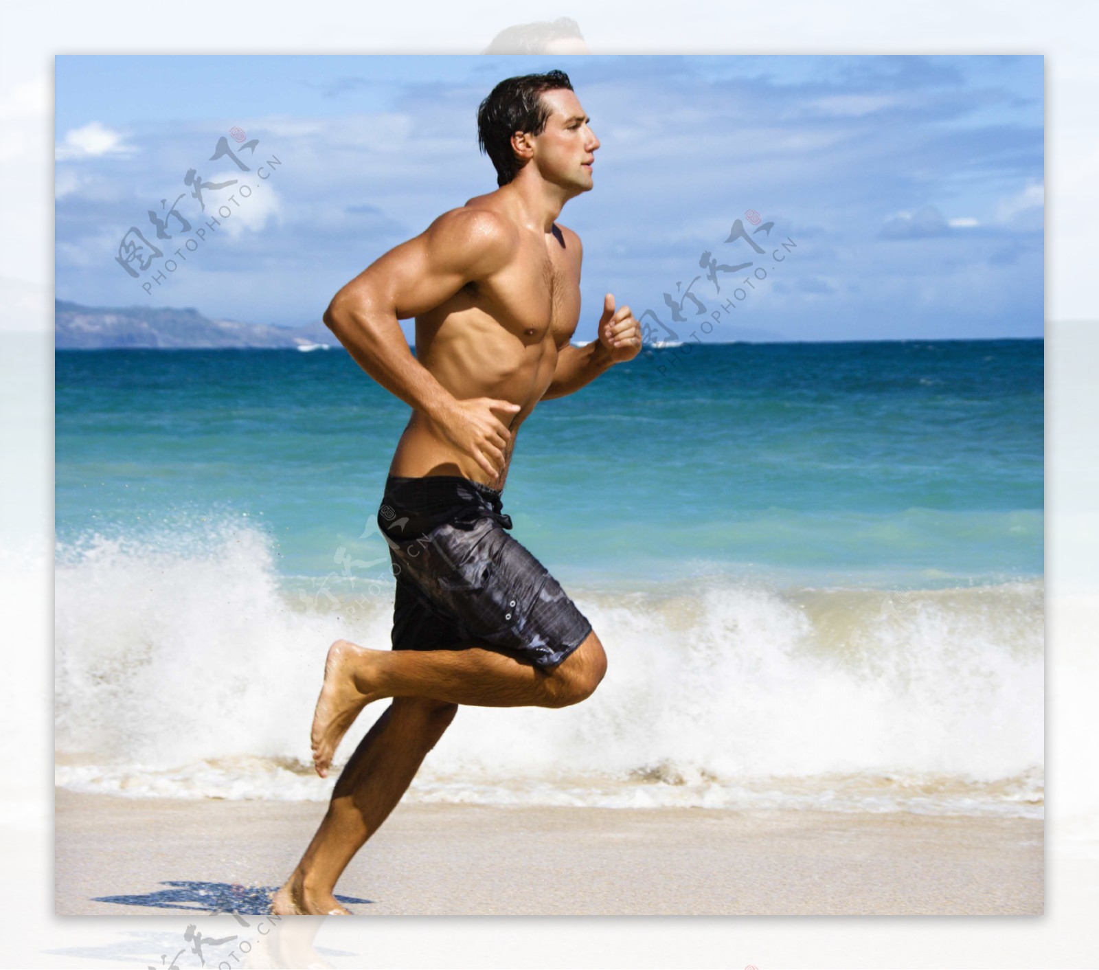 海边跑步的男人图片