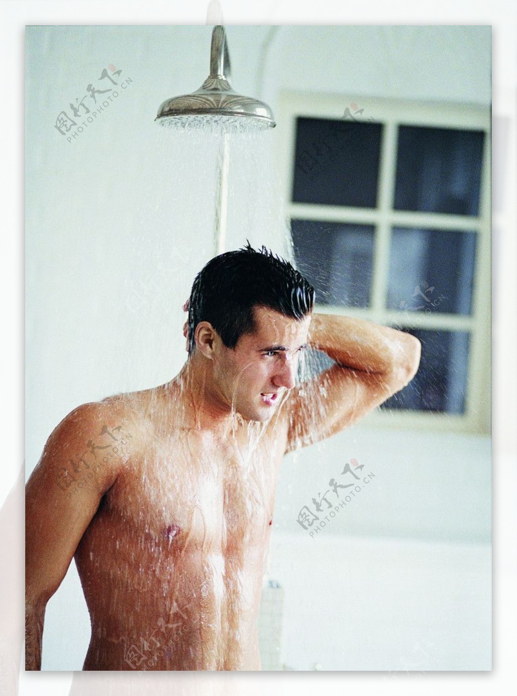 浴室里的男人图片