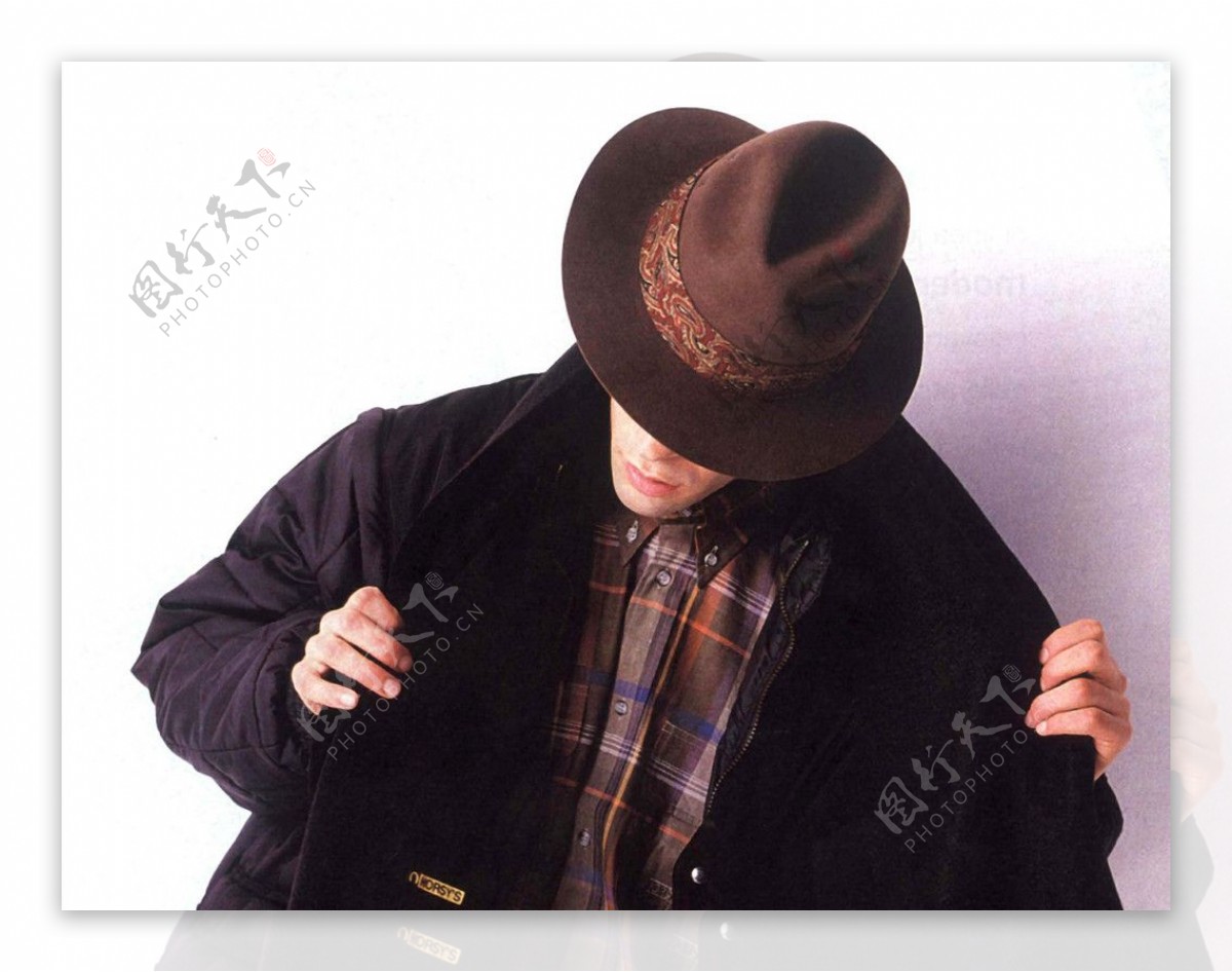 绅士戴着帽子沉浸穿着大衣男性图片