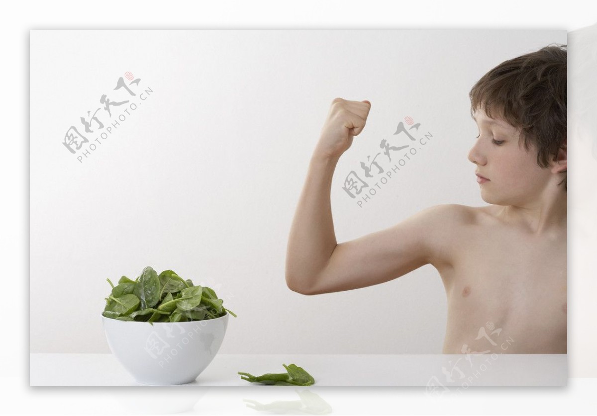 吃蔬菜健美的孩子图片