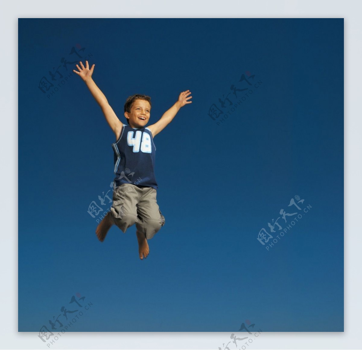跳跃的小男孩图片