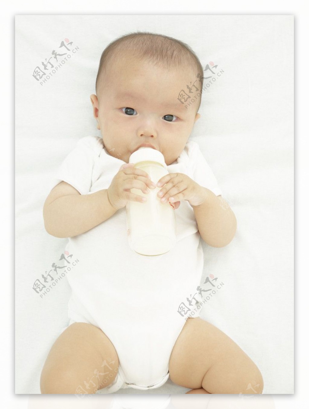 喝牛奶的婴儿宝宝图片