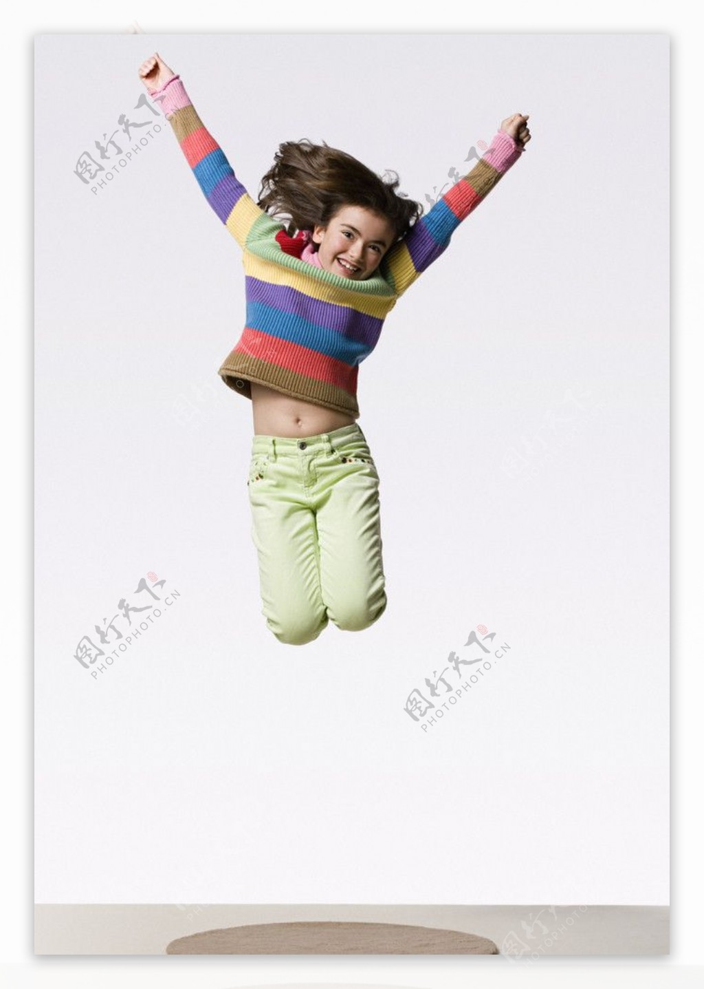 高兴跳跃的小女孩图片