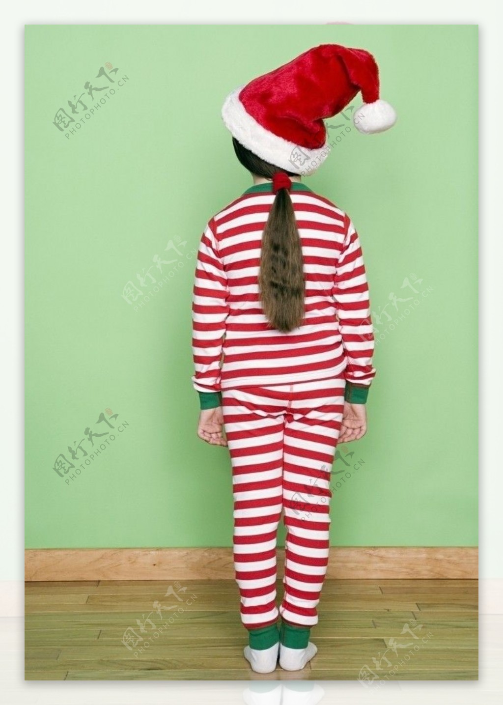 背对带圣诞帽的小女孩图片