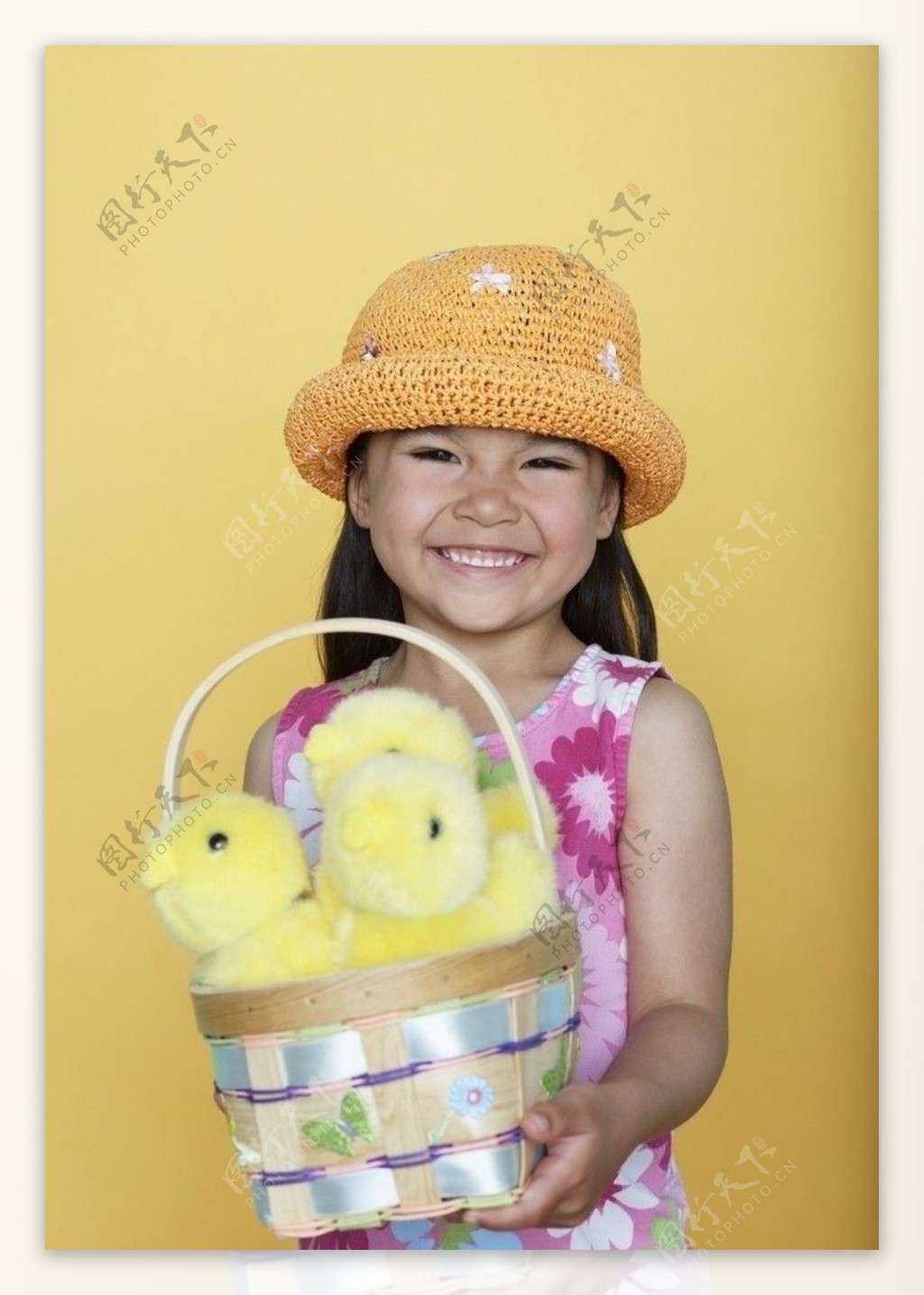 抱着玩具小鸡的灿烂小女孩图片