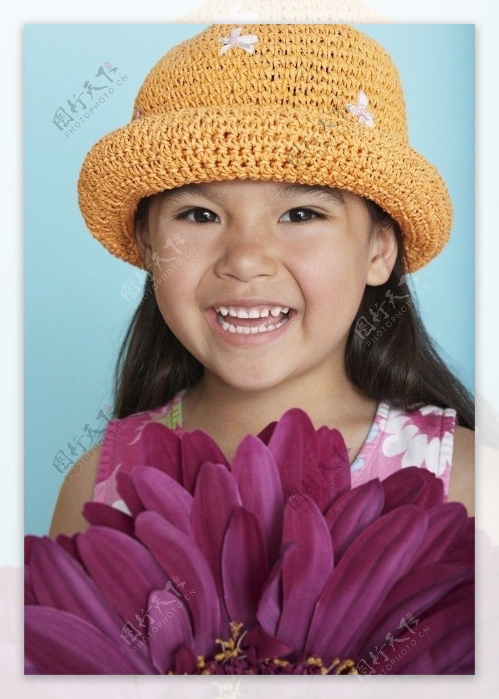 鲜花后面的灿烂小女孩图片