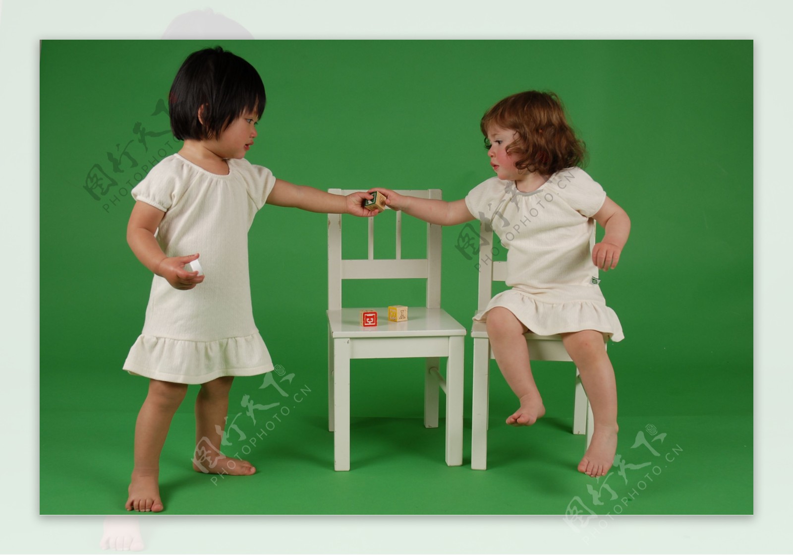 两个坐在小板凳上的小孩图片