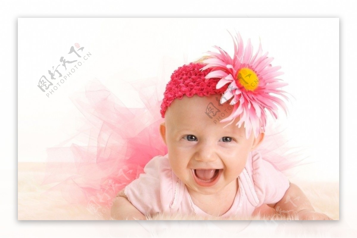 趴着头带花朵的可爱婴儿图片