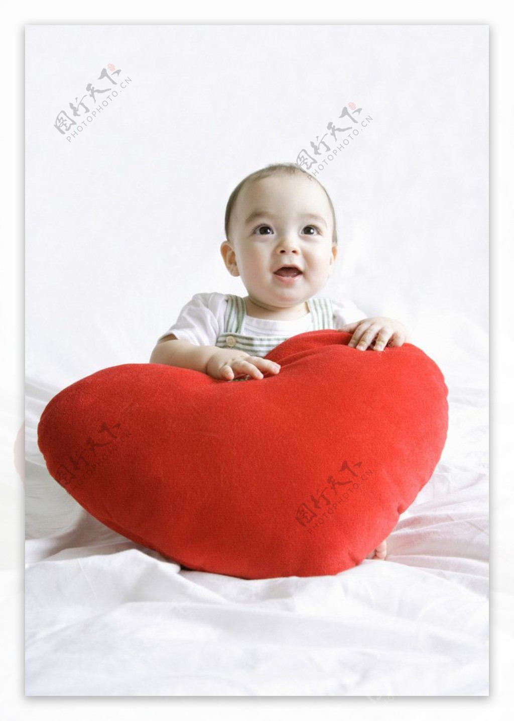 宝宝和红心抱枕图片