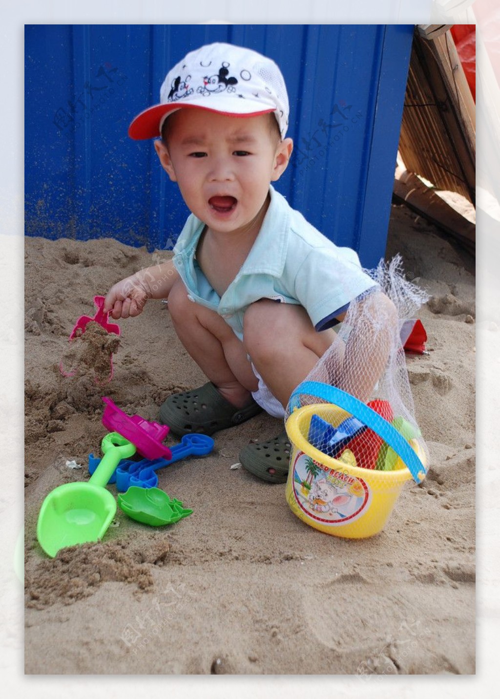 玩沙子的可爱宝贝图片