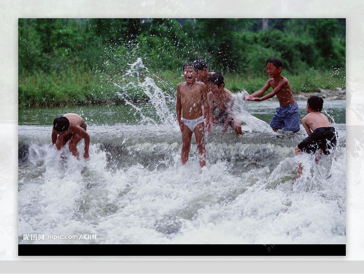 儿童溪边玩水图片