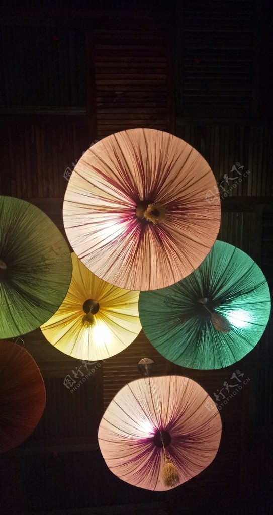 彩色的伞状灯