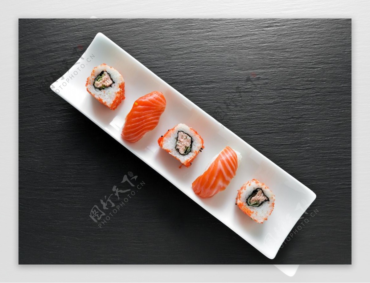 三文鱼摆盘寿司