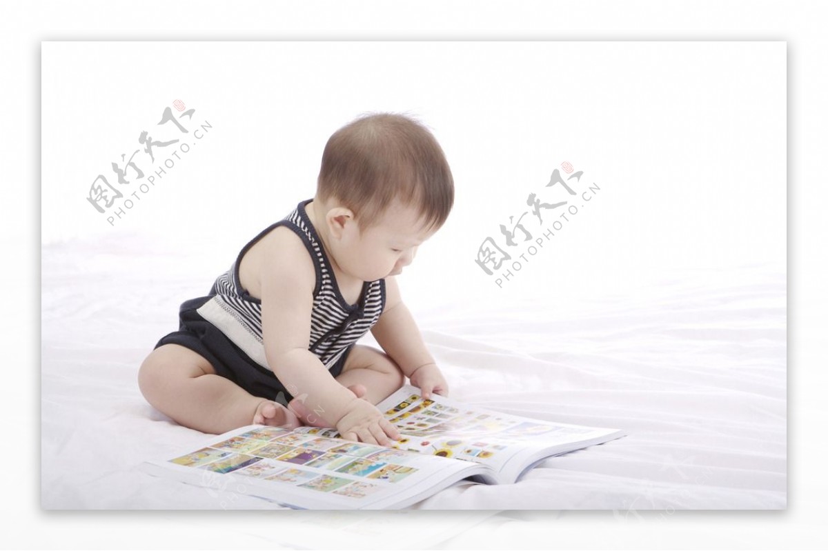看书的婴儿