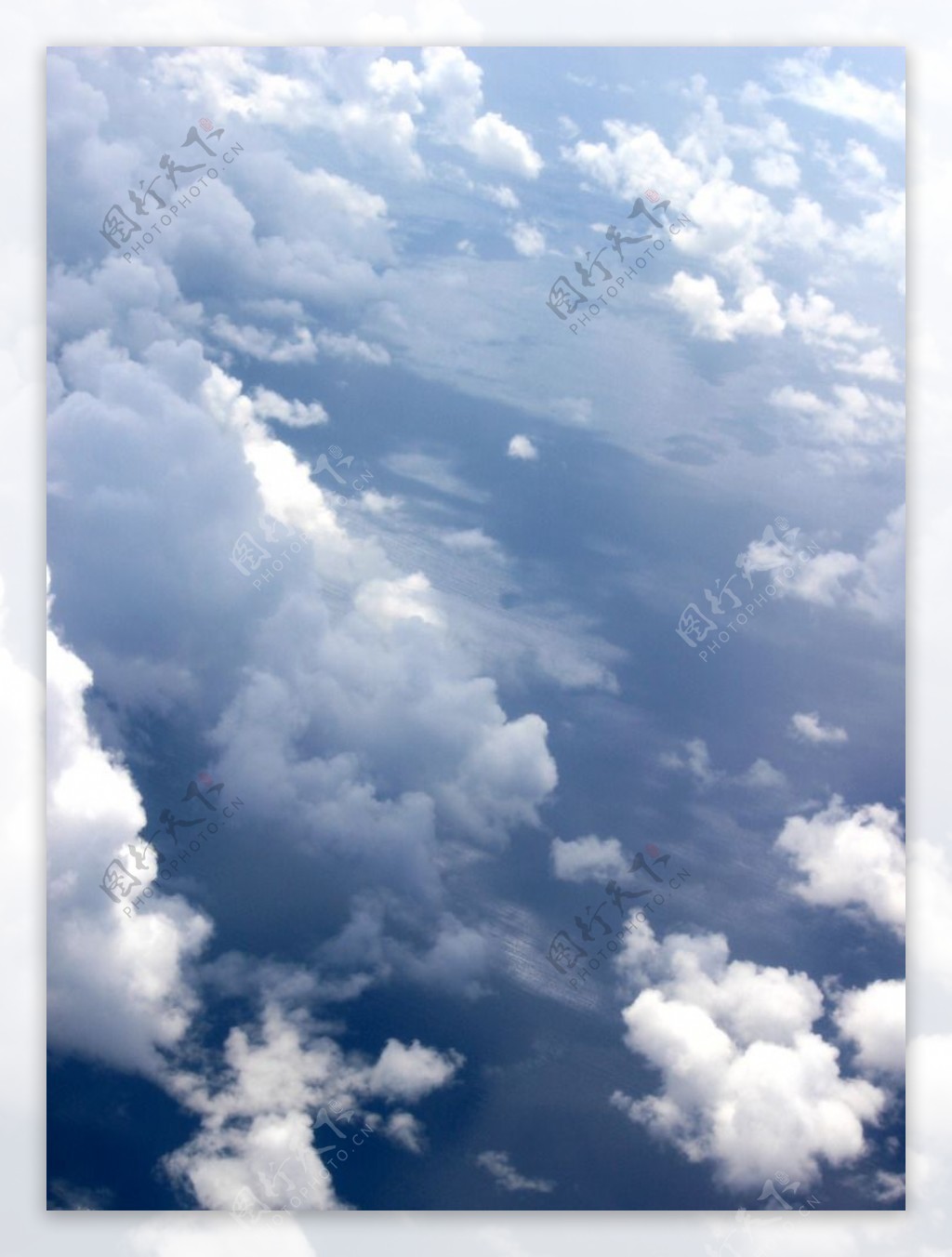 飞机上的白云