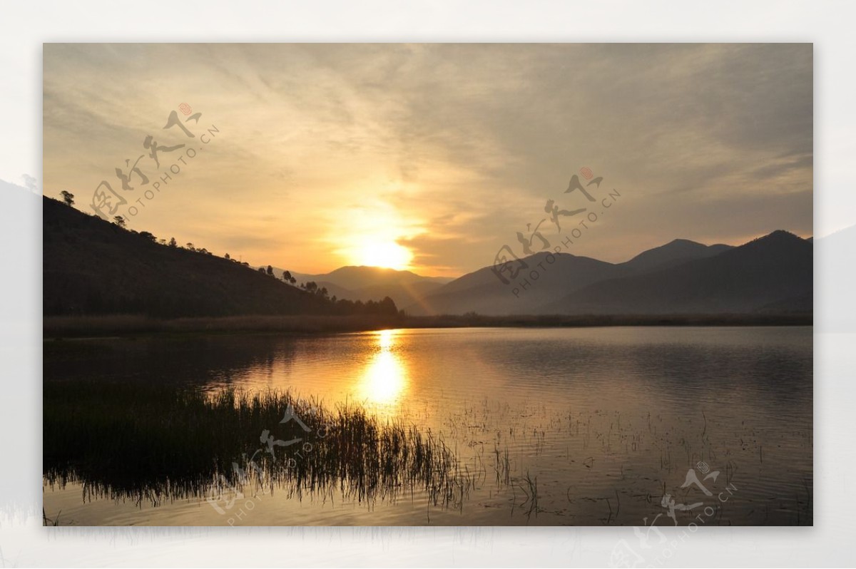 泸沽湖清晨风景图