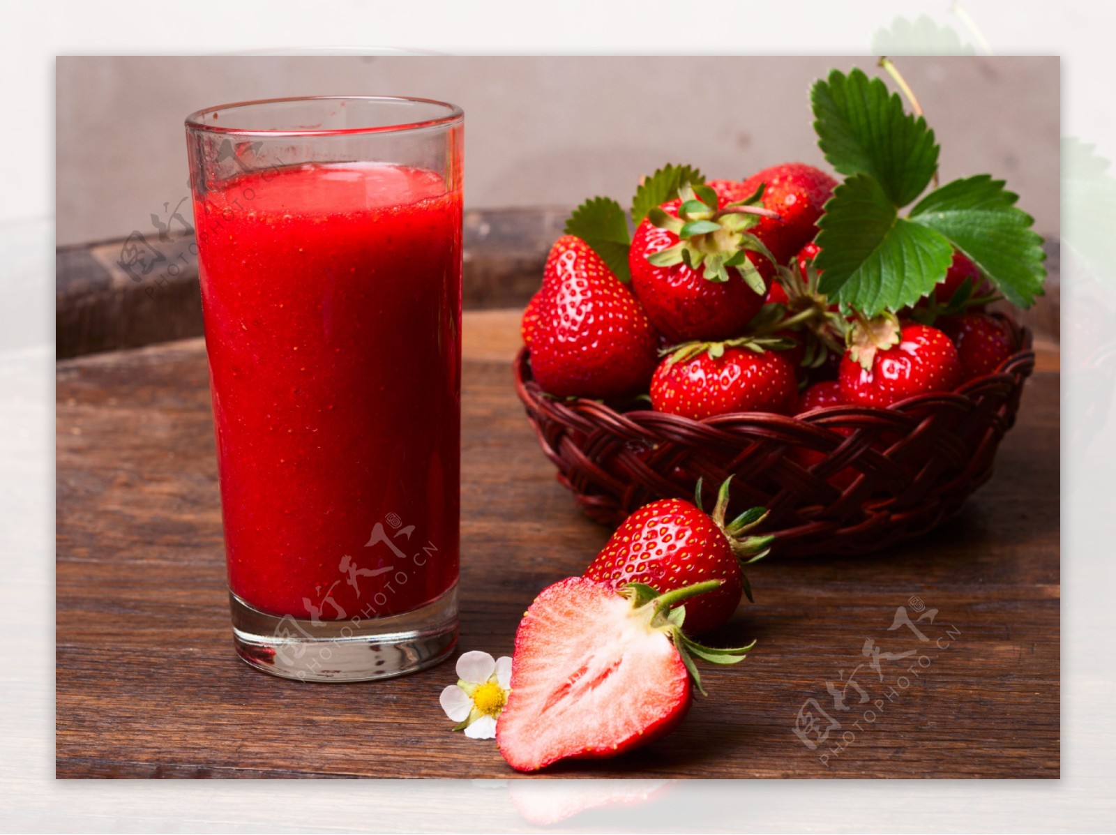 草莓鲜榨果汁