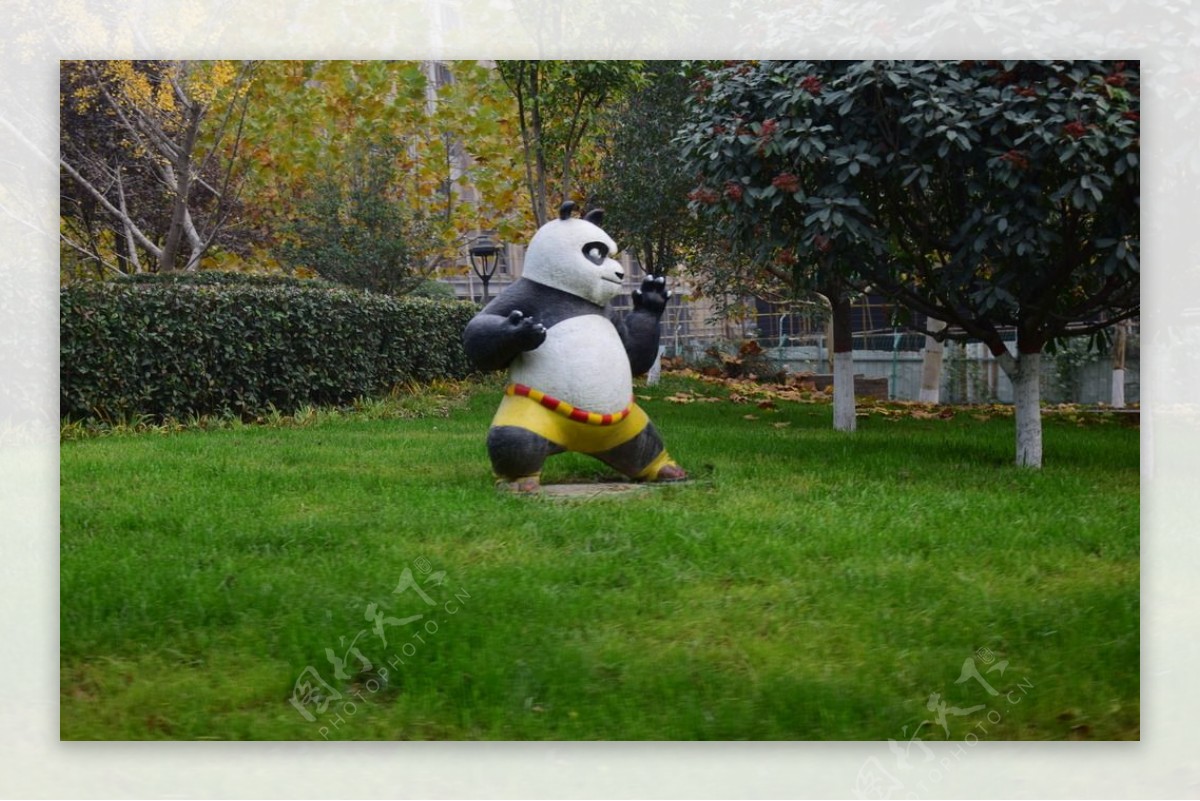 草地上的功夫熊猫塑像