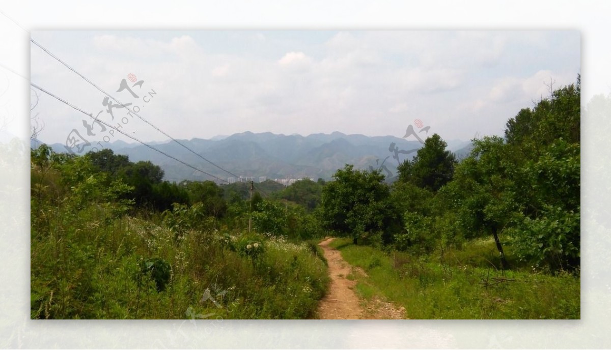 天空远山与路