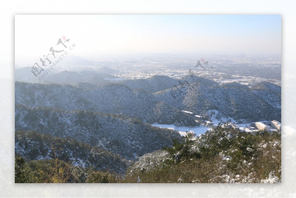 风雪过后的山峰